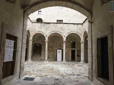 ...poi sulla destra troviamo l'ingresso della Galleria nazionale della Puglia, ubicata nel palazzo Sylos Cal�